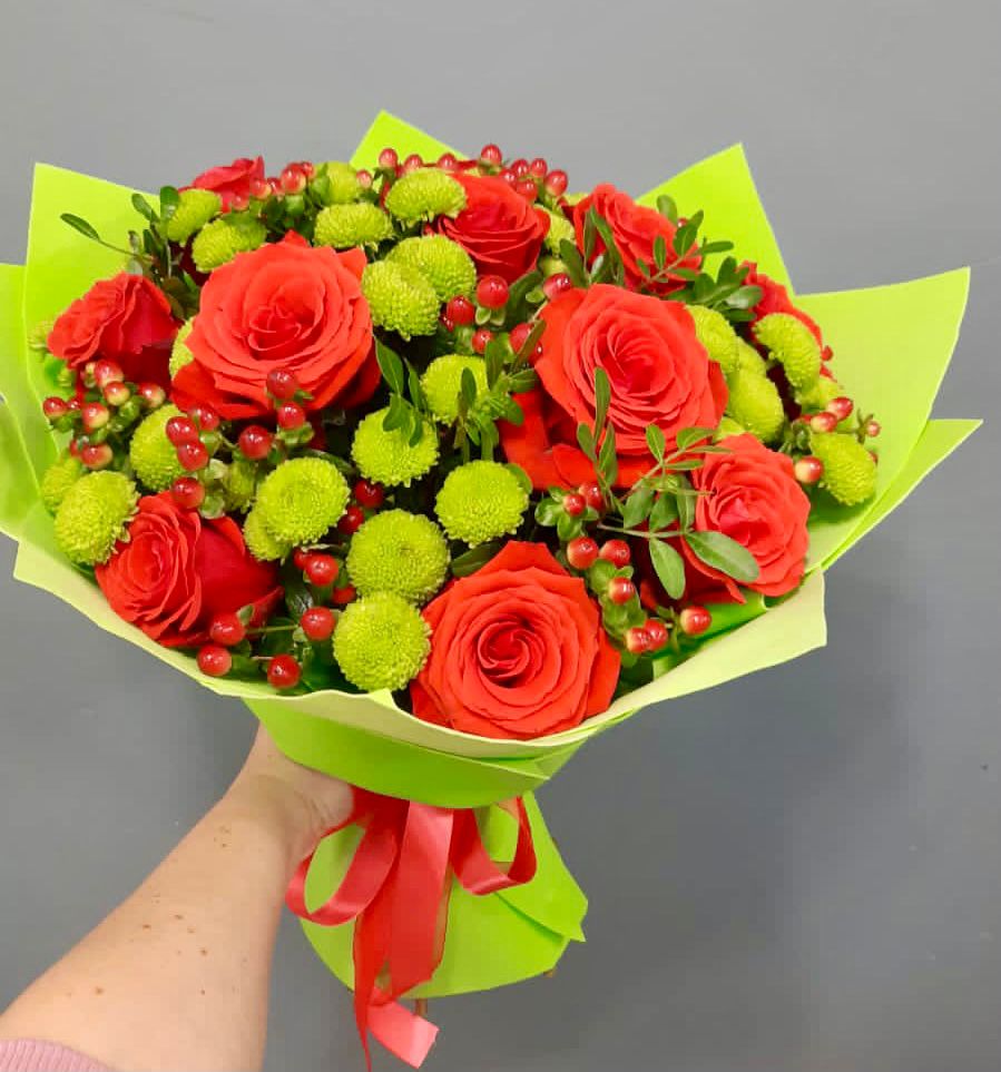 Букет цветов из: Хризантемы и Розы в Яблочном