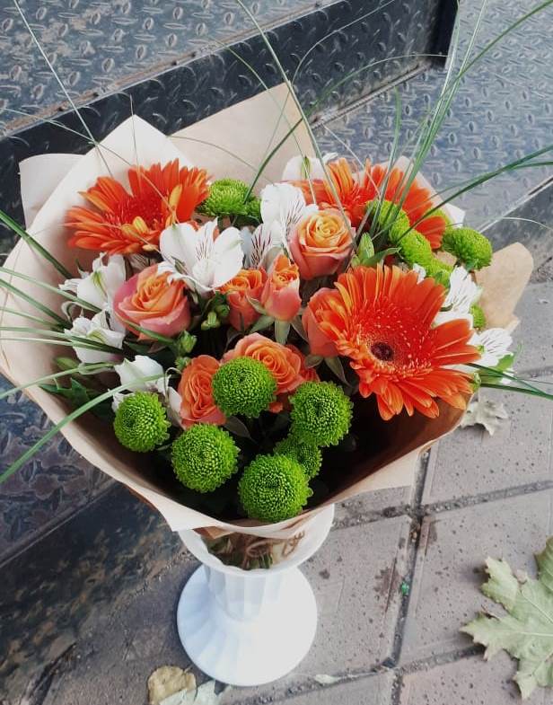 Букет цветов из: Герберы, Хризантемы, Альстромерии и Розы в Яблочном