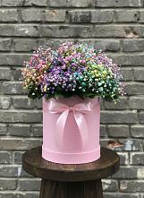 Цветочная композиция из Гипсофила и Розы в шляпной коробке в Яблочном