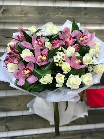 Букет цветов из: Розы и Хризантемы в Яблочном