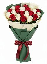 Букет Микс из красных и белых роз в Яблочном