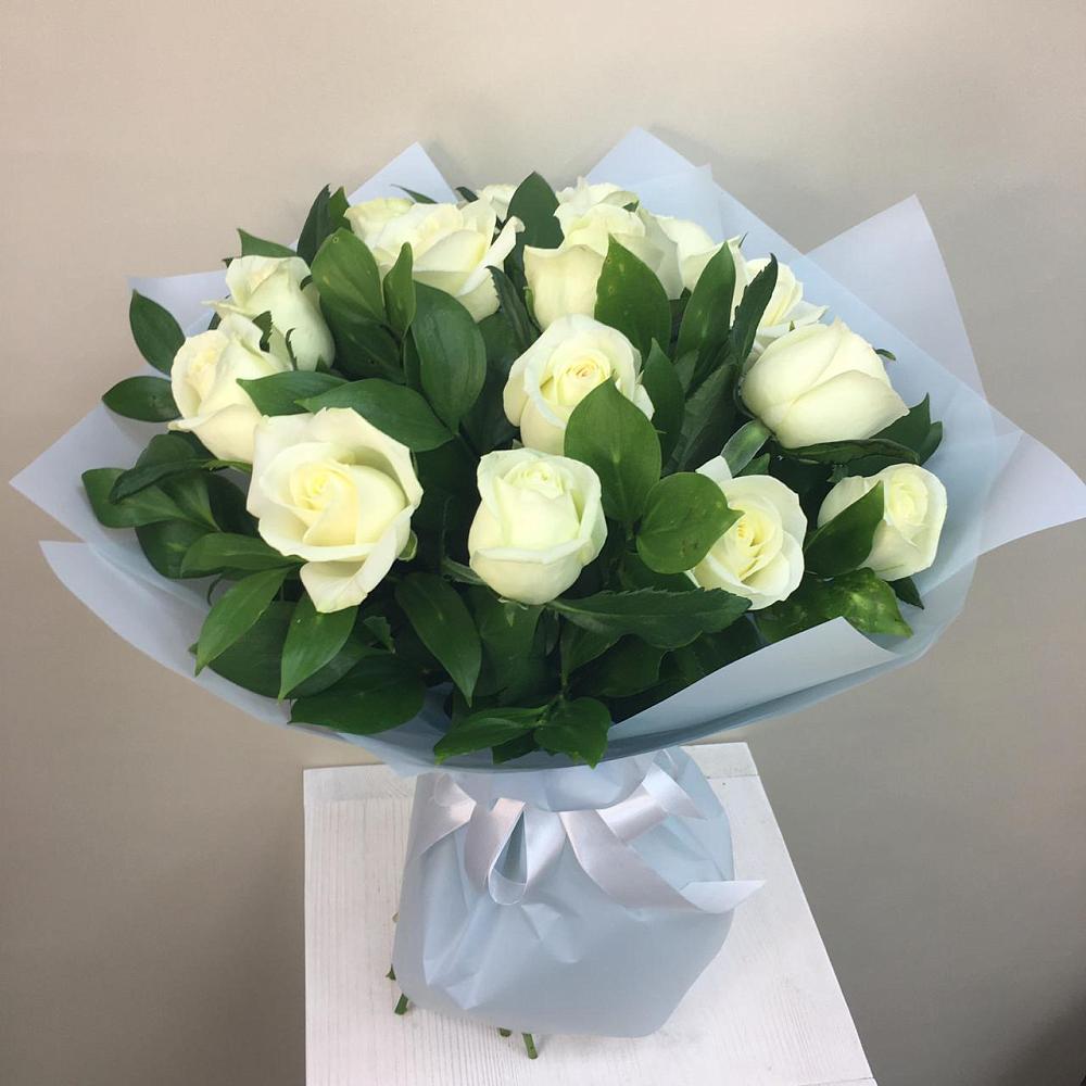 Букет 15 Белых роз Проуд в Яблочном