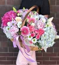 Цветочная композиция из Розы, Хризантемы, Пионы и Лизиантусы в корзине в Яблочном
