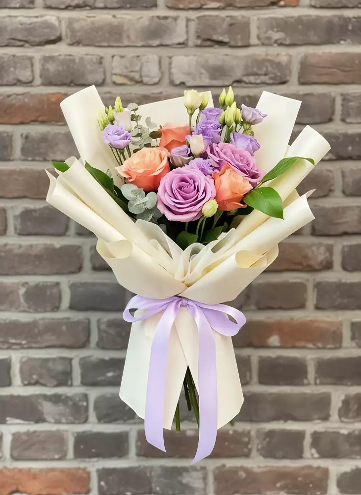 Букет цветов из: Лизиантусы и Розы в Яблочном