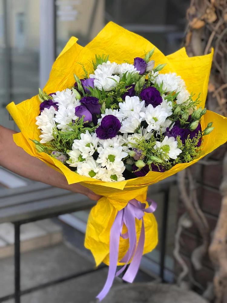 Букет цветов из: Ирисы, Хризантемы и Ромашки в Яблочном