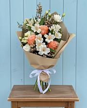 Букет цветов из:  Альстромерии, Лизиантусы, Розы и Хризантемы #REPLACE_PRED# Яблочном