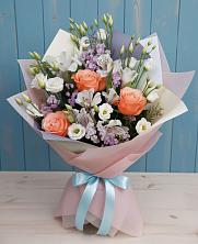 Букет цветов из:  Лизиантусы, Розы, Альстромерии и Гипсофила в Яблочном