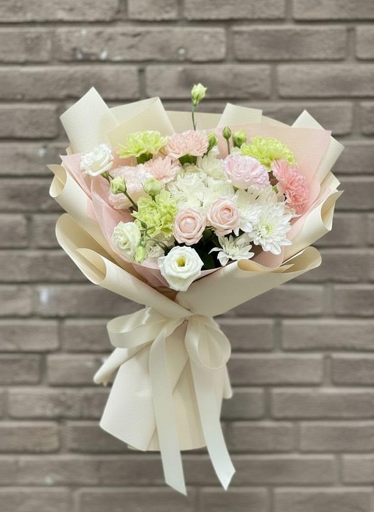 Букет цветов из: Гвоздики, Розы, Лизиантусы и Хризантемы в Яблочном