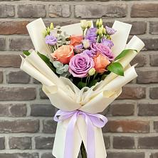 Букет цветов из:  Лизиантусы и Розы в Яблочном