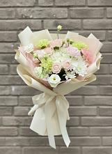 Букет цветов из:  Гвоздики, Розы, Лизиантусы и Хризантемы в Яблочном