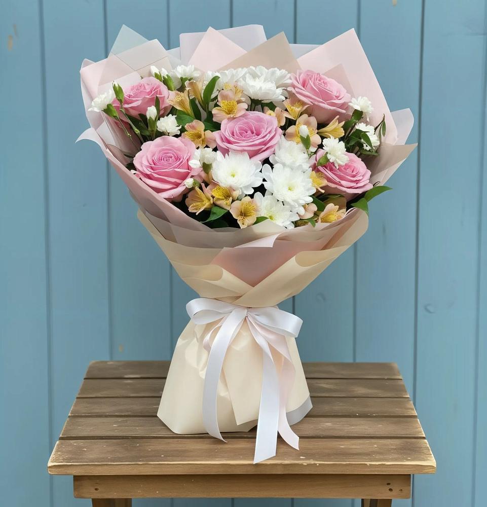 Букет цветов из: Гвоздики, Орхидеи и Розы в Яблочном