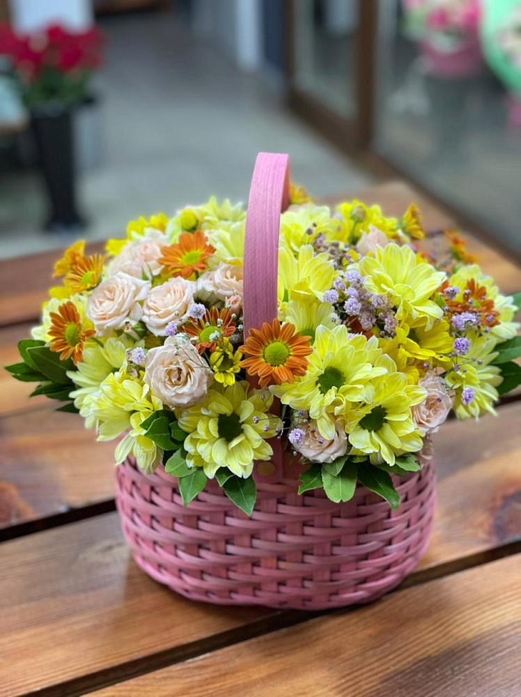 Цветочная композиция из Хризантемы и Розы в корзине в Яблочном