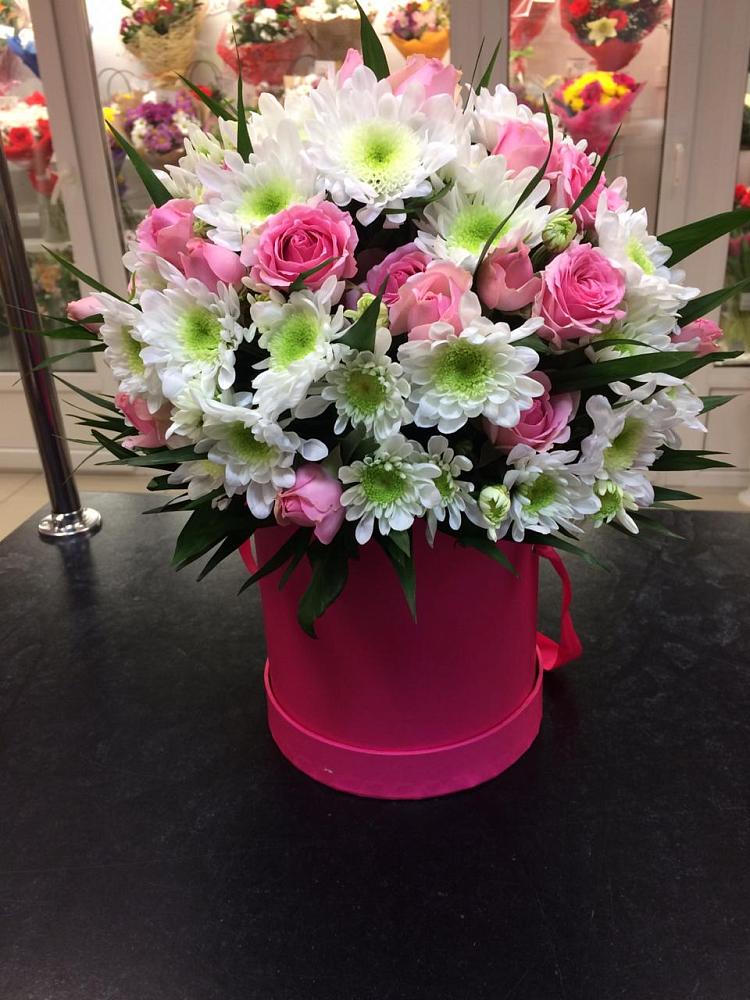 Цветочная композиция из Розы и Хризантемы в шляпной коробке в Яблочном