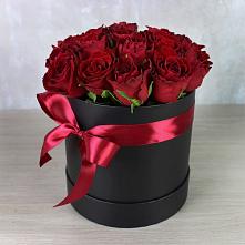 Цветочная композиция из Розы в шляпной коробке в Яблочном