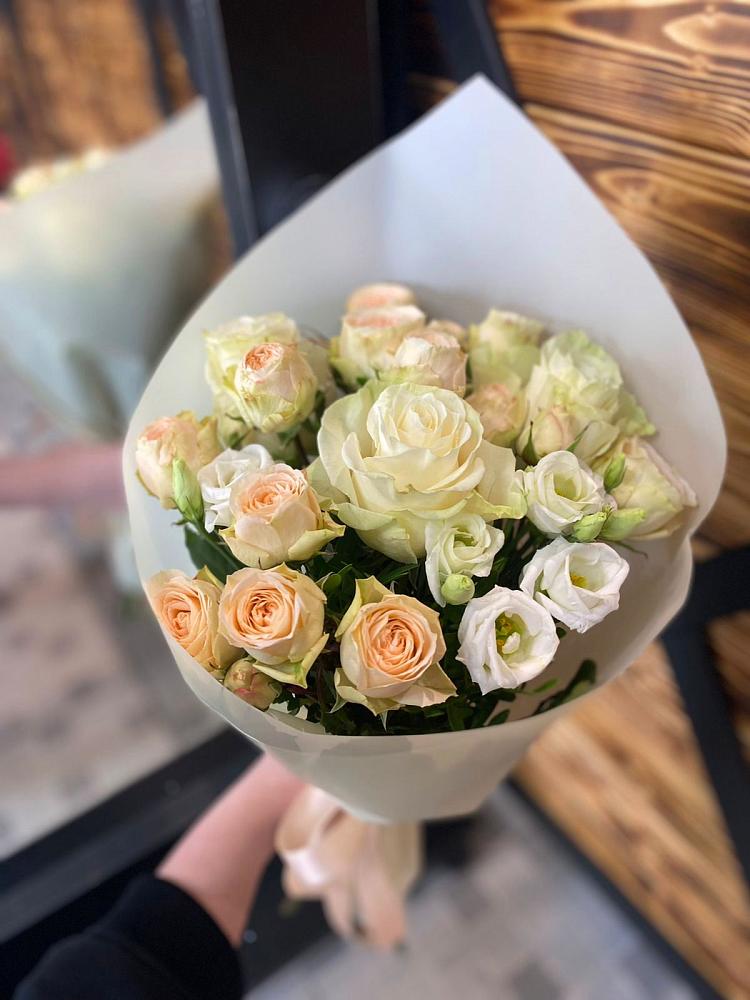 Букет цветов из: Розы и Лизиантусы в Яблочном