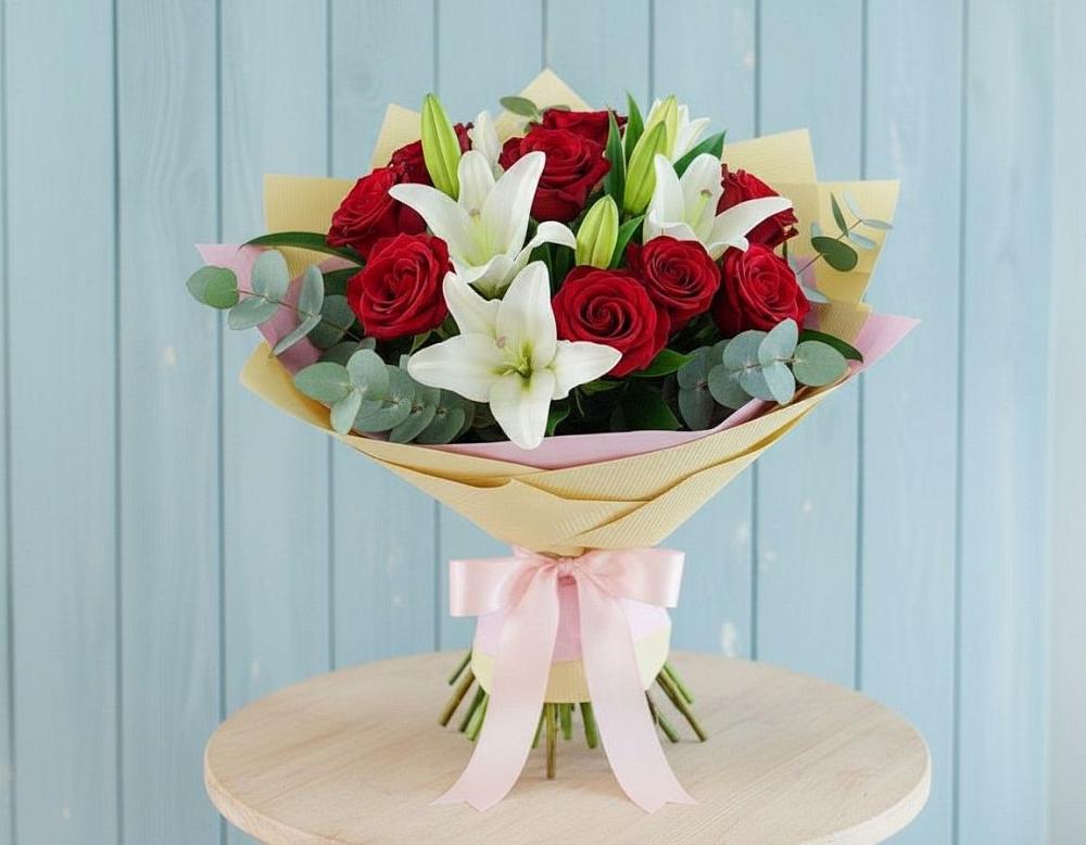Букет цветов из: Лилии и Розы в Яблочном